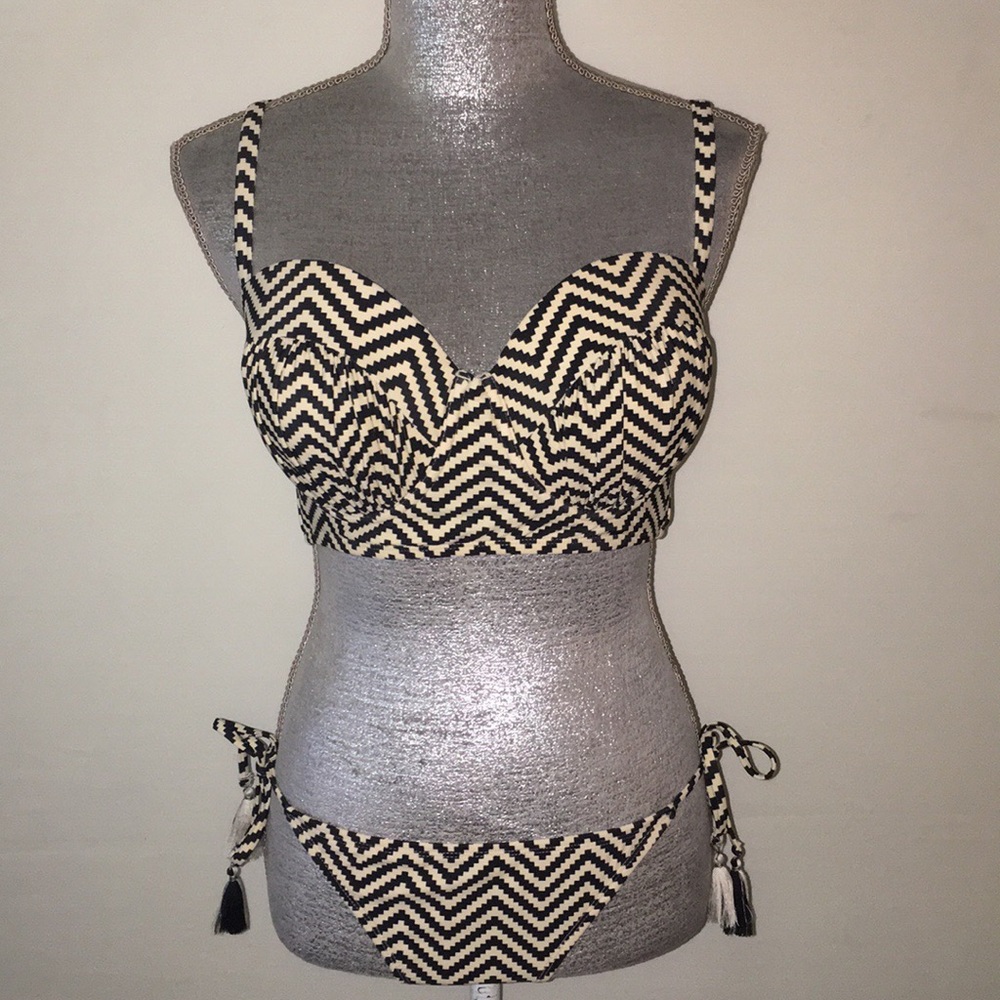 NWOT Xhilaration bikini bottom